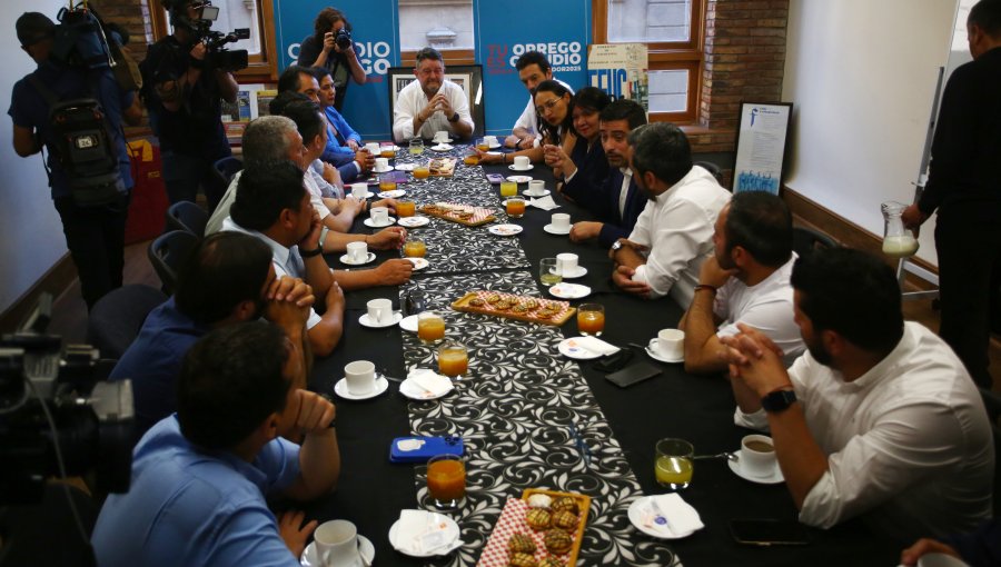 Claudio Orrego recibe apoyo de alcaldes electos de la región Metropolitana para la segunda vuelta de gobernadores