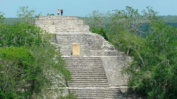 Estudiante descubre por accidente una enorme ciudad maya perdida en la jungla mexicana