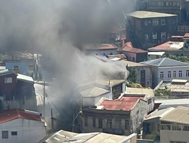 Incendio consume una vivienda de dos pisos en Valparaíso: existe peligro de propagación