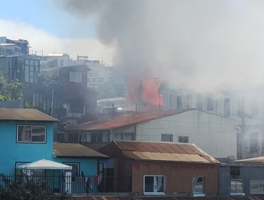 Bomberos controlaron incendio que afectó a una vivienda de tres pisos en Valparaíso: dos personas resultaron lesionadas