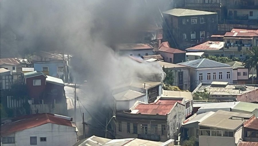 Incendio consume una vivienda de dos pisos en Valparaíso: existe peligro de propagación