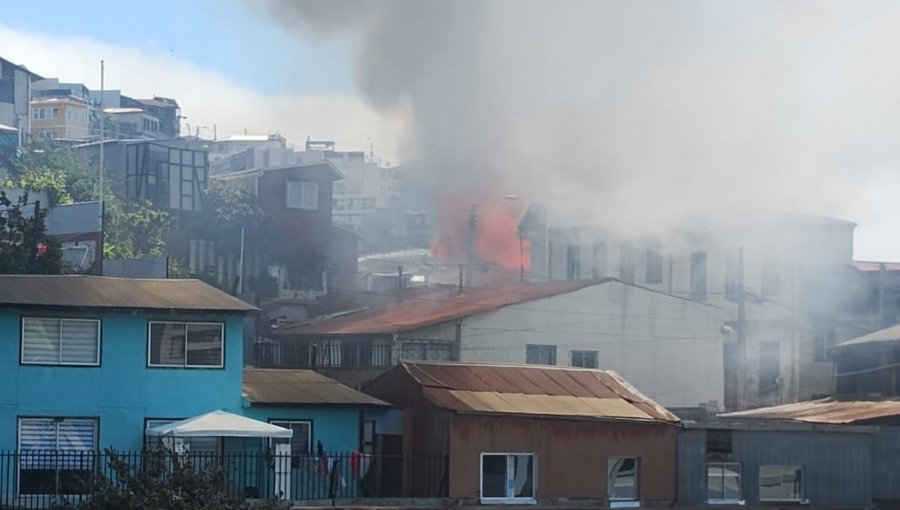 Bomberos controlaron incendio que afectó a una vivienda de tres pisos en Valparaíso: dos personas resultaron lesionadas