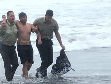 Rescatan con vida a dos jóvenes que ingresaron mar adentro en playa de Santo Domingo