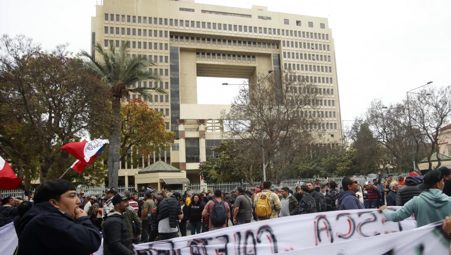 En medio de protestas de pescadores en Valparaíso, Cámara aprobó fraccionamiento entre el sector pesquero artesanal e industrial