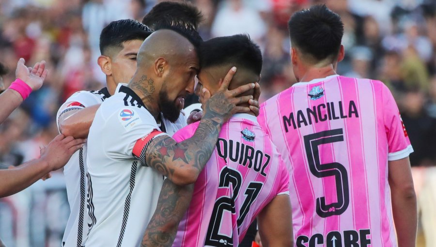 "Le quiso dar un beso parece": Johnny Herrera ironiza con expulsión de Arturo Vidal