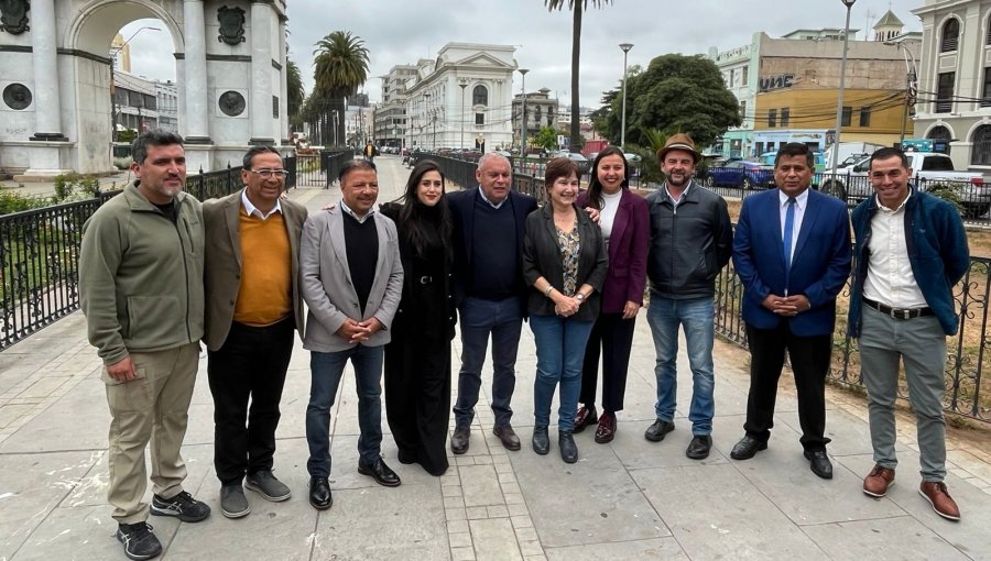 Mundaca recibe apoyo de una decena de alcaldes y endurece el tono contra Hoffmann: "Es la candidata de Chadwick y Hermosilla"