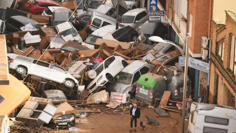 Las impactantes imágenes de las inundaciones en España que han dejado al menos 70 muertos y decenas de desaparecidos