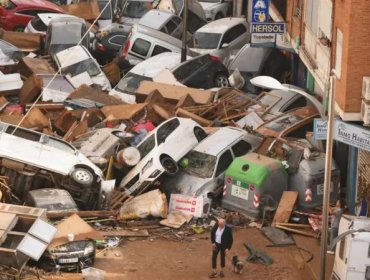 Las impactantes imágenes de las inundaciones en España que han dejado al menos 70 muertos y decenas de desaparecidos