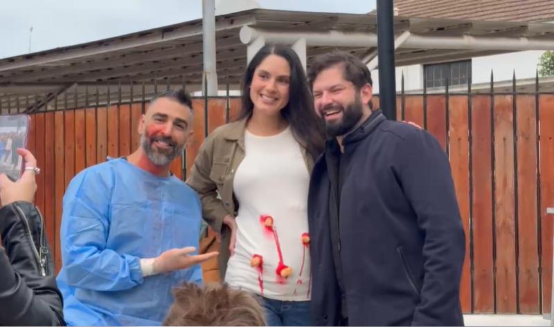 Presidente Gabriel Boric sorprende a niños en Viña del Mar en pleno Halloween