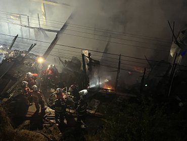 Tres viviendas destruidas y una con daño parcial dejó incendio en el cerro Ramaditas de Valparaíso