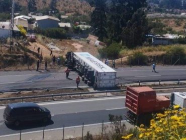 Volcamiento de camión en el paso superior Los Maitenes del Troncal Sur provocó corte de ruta en dirección a la costa