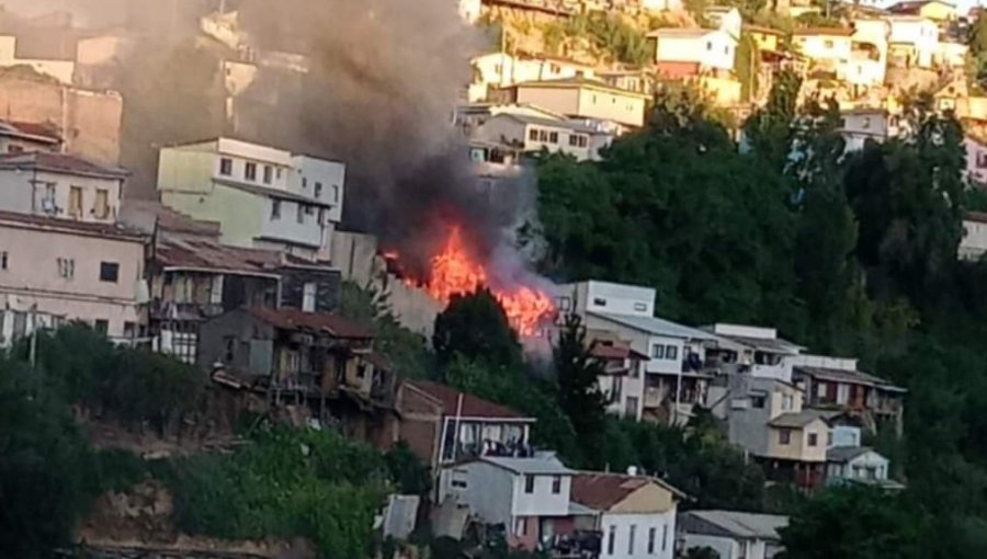 Incendio consume al menos una vivienda en sector del cerro Ramaditas de Valparaíso