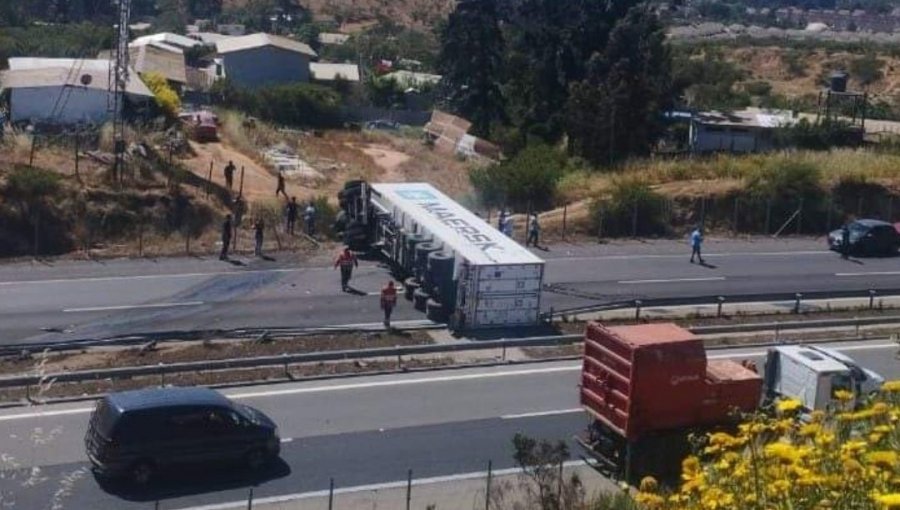 Volcamiento de camión en el paso superior Los Maitenes del Troncal Sur provocó corte de ruta en dirección a la costa