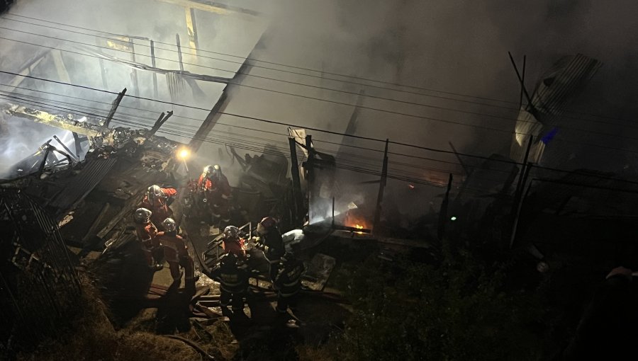 Tres viviendas destruidas y una con daño parcial dejó incendio en el cerro Ramaditas de Valparaíso