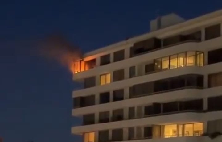 Incendio consume un departamento en último piso de edificio en Viña del Mar