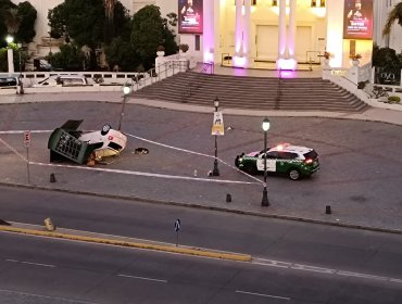 Impactante accidente de tránsito termina con auto volcado frente al Casino de Viña: un detenido por conducir en estado de ebriedad