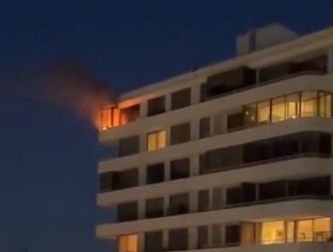 Incendio consume un departamento en último piso de edificio en Viña del Mar