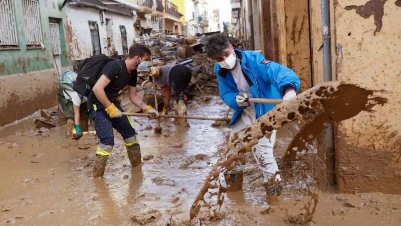 El riesgo de epidemias y brotes contagiosos en las zonas afectadas por las fuertes inundaciones en Valencia