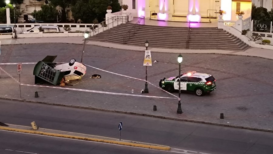 Impactante accidente de tránsito termina con auto volcado frente al Casino de Viña: un detenido por conducir en estado de ebriedad