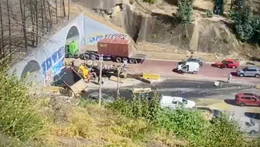 Camión choca y se vuelca en la entrada del túnel Los Gemelos de Viña del Mar: chofer quedó atrapado entre los fierros de la máquina