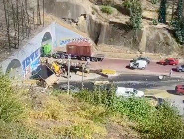 Camión choca y se vuelca en la entrada del túnel Los Gemelos de Viña del Mar: chofer quedó atrapado entre los fierros de la máquina