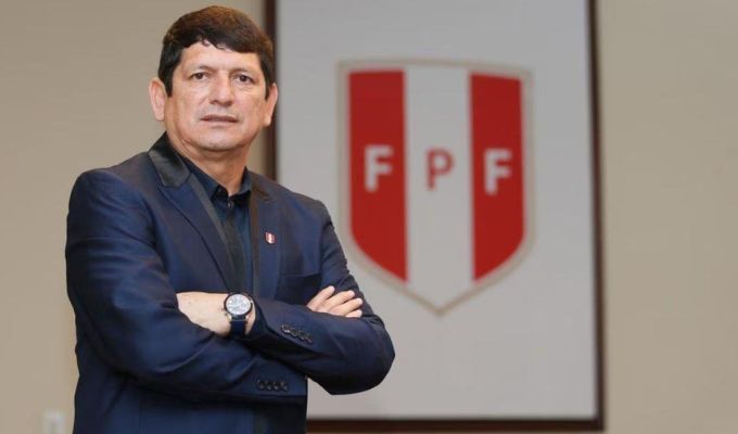 A días del duelo ante Chile: presidente del fútbol peruano es detenido tras presuntos actos de corrupción