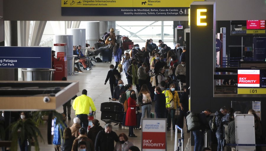 Contraloría ofició a Concesiones del MOP para que explique problemas en la operación del aeropuerto internacional de Santiago