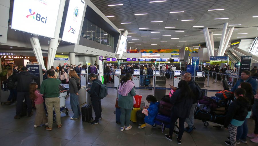 Contraloría oficia al MOP para que emita informe sobre problemas registrados en el aeropuerto de Santiago