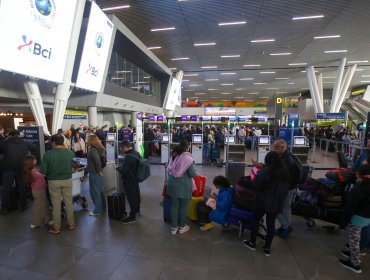 Contraloría oficia al MOP para que emita informe sobre problemas registrados en el aeropuerto de Santiago