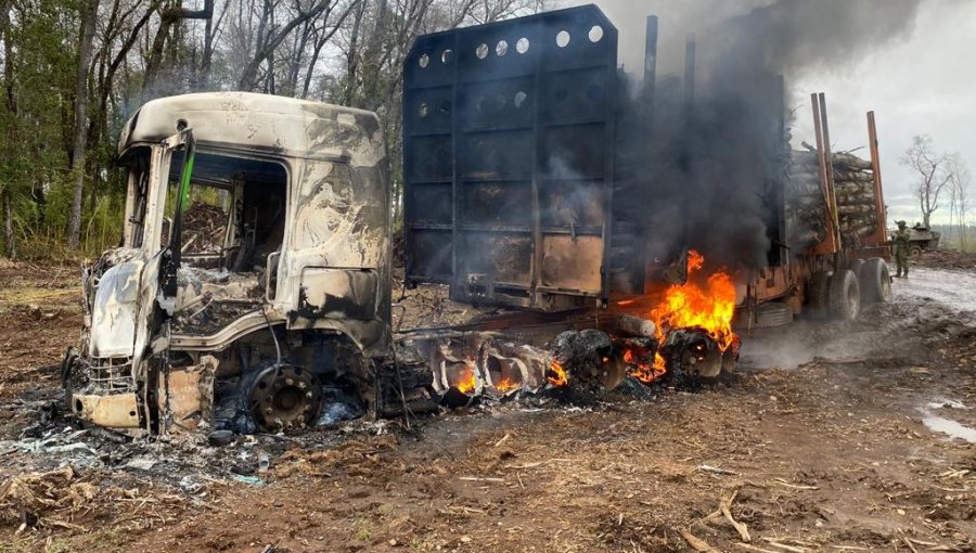 Al menos nueve vehículos resultaron destruidos por ataque incendiario de grupo armado en Nueva Imperial