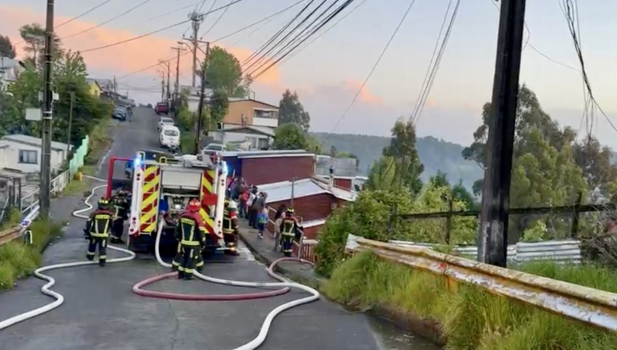 Dueño de casa fue hallado muerto tras incendio originado por bengalas lanzadas en festejos de hinchas de Colo-Colo en Puerto Montt