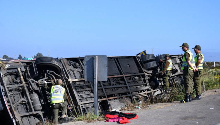 Detienen a conductor de bus que transportaba a barristas de Colo-Colo y volcó en la ruta 5