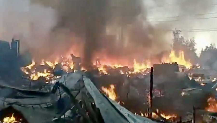 Al menos 40 casas consumió incendio que estuvo fuera de control en toma de La Florida: denuncian que fuego se inició por una molotov