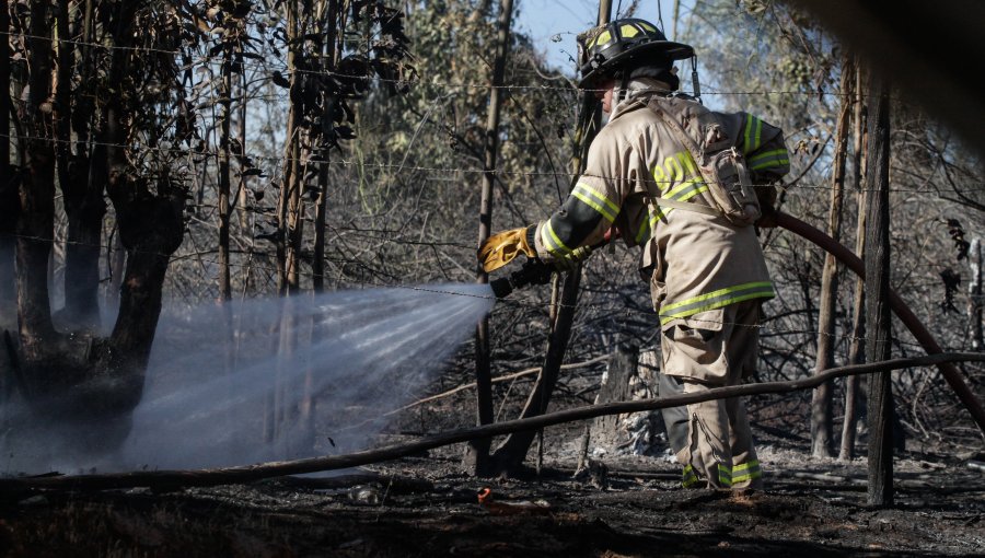 Detienen a dos adolescentes acusados de provocar incendio en Valparaíso y a un hombre por un siniestro en Santo Domingo