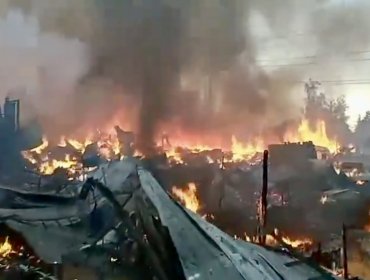 Al menos 40 casas consumió incendio que estuvo fuera de control en toma de La Florida: denuncian que fuego se inició por una molotov