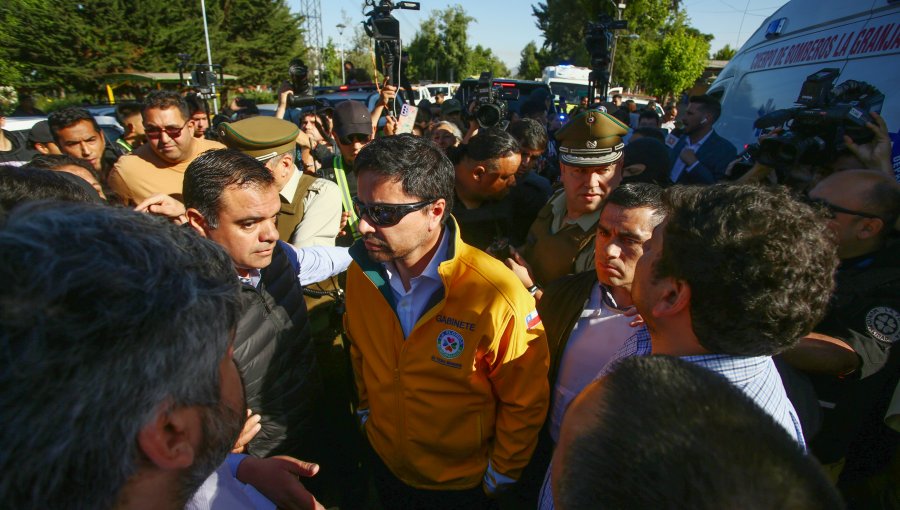 Incendio en Campamento Dignidad: Presencia de alcalde Carter generó molestias a vecinos de la zona