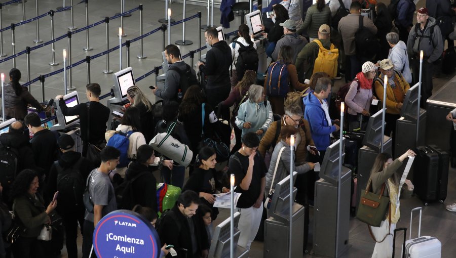 Aeropuerto de Santiago llama a ''revisar condiciones de vuelos'' por paro de funcionarios