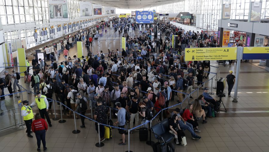 DGAC reporta la cancelación de 19 vuelos en aeropuerto de Santiago por movilización de asociaciones gremiales