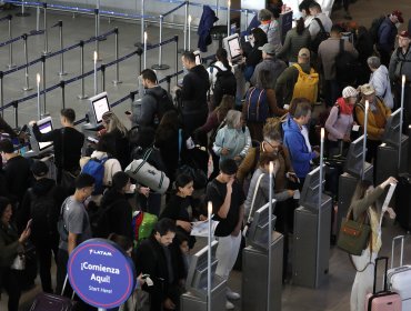 Aeropuerto de Santiago llama a ''revisar condiciones de vuelos'' por paro de funcionarios