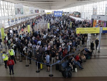 DGAC reporta la cancelación de 19 vuelos en aeropuerto de Santiago por movilización de asociaciones gremiales