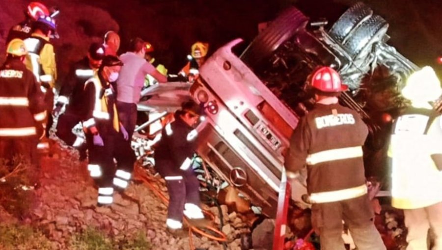 Una persona fallecida y otra lesionada deja volcamiento de camión en complejo fronterizo Los Libertadores