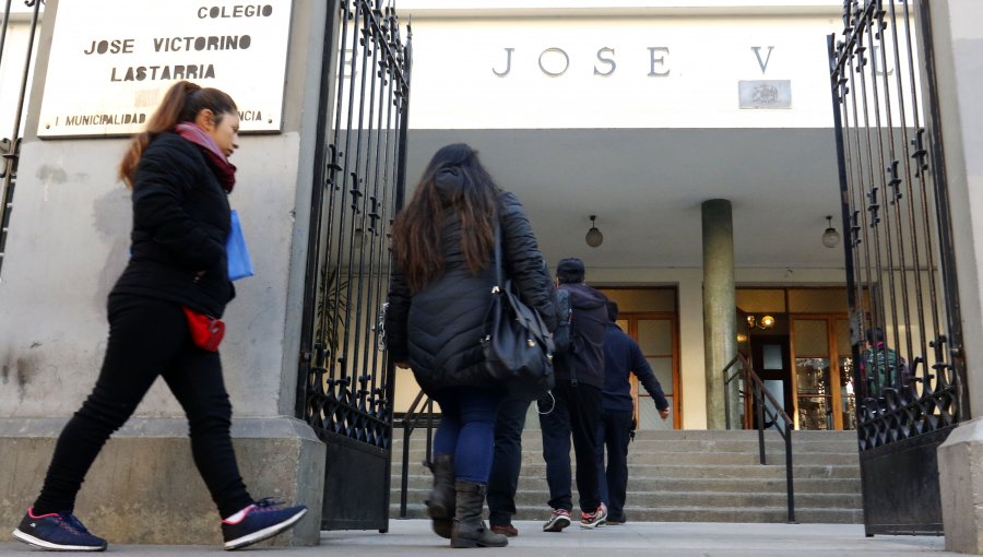 Liceo José Victorino Lastarria de Providencia inicia clases virtuales tras violentas amenazas a su director