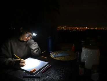 "Es como volver al siglo XVIII": Los apagones que tienen a Ecuador 12 horas sin luz por día