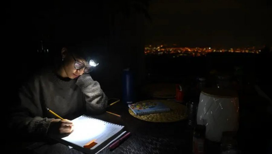 "Es como volver al siglo XVIII": Los apagones que tienen a Ecuador 12 horas sin luz por día