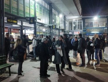 Trabajadores en paro de Turbus bloquearon depósito y dejaron sin buses a pasajeros en terminales de Valparaíso y Viña del Mar