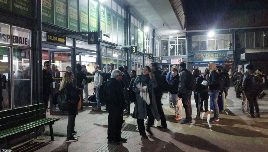 Trabajadores en paro de Turbus bloquearon depósito y dejaron sin buses a pasajeros en terminales de Valparaíso y Viña del Mar