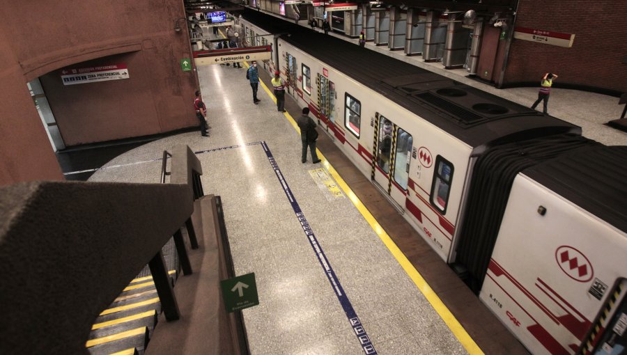 Metro de Santiago restableció servicio en toda la Línea 1 tras cierre de estaciones por "persona en la vía"