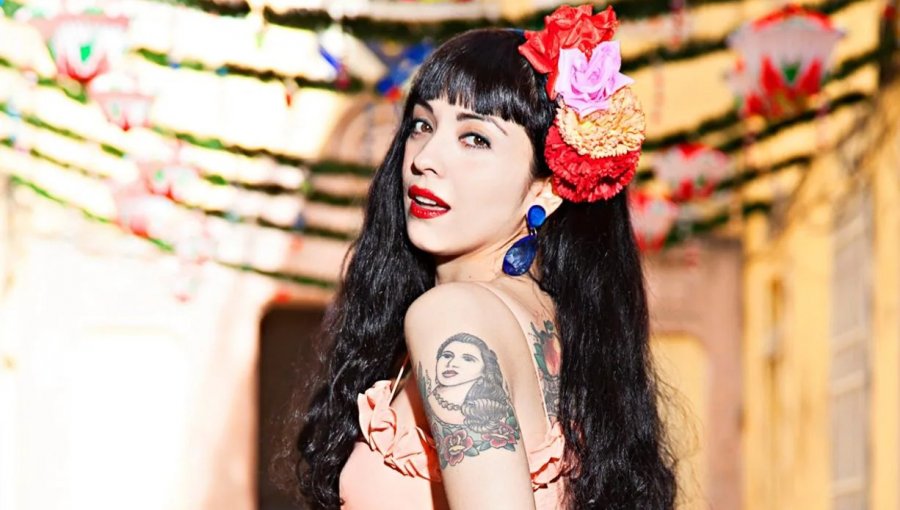 Mon Laferte anuncia que cantará desnuda en su exposición de arte