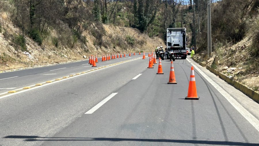 Una persona fallecida y dos lesionadas deja colisión y posterior volcamiento en ruta Las Palmas en Viña del Mar