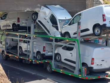 Camión que transportaba vehículos nuevos quedó atrapado en paso bajo nivel en Quilpué